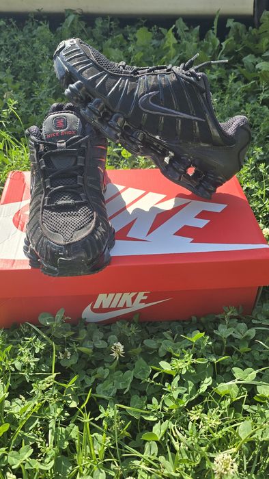 Vând Nike Shox pe culoarea neagra