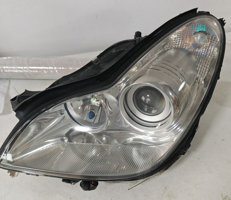 Far dreapta stanga Mercedes CLS  W219 Bi-Xenon HELLA original complet volan stanga