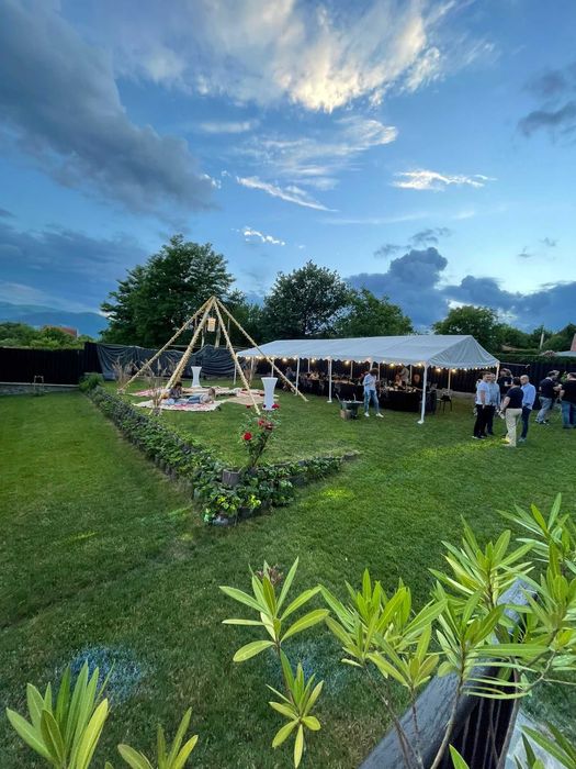 Ghirlande luminoase și decorațiuni tematice pentru evenimente