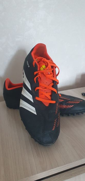 Продам кроссовки (сороконожки) Adidas Predator (оригинал).