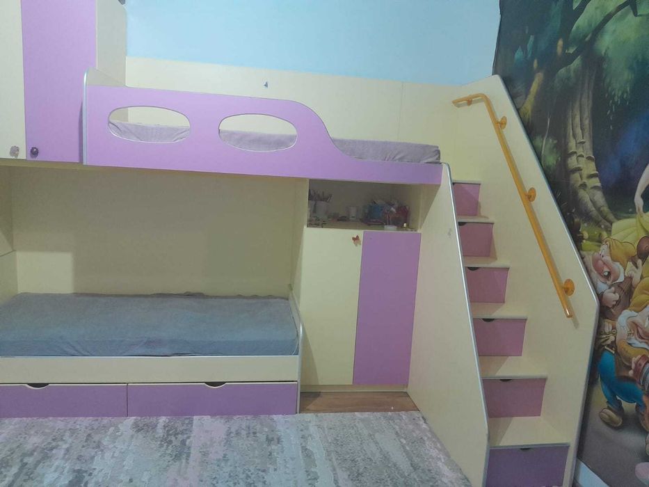Mobilier modern si in stare foarte buna pentru camera copii.