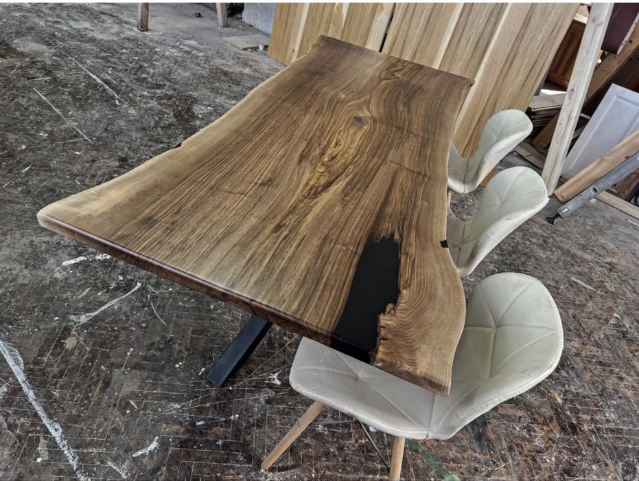 Трапезна и холна маса от цял орех и черна епоксидна смола