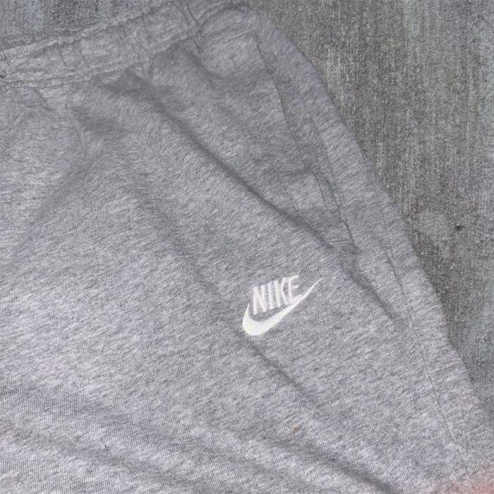 pantaloni nike gri