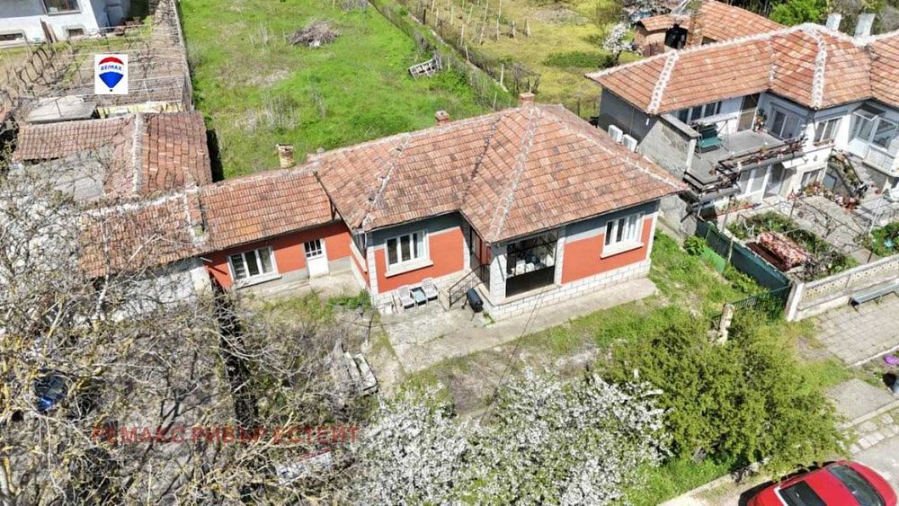 Реновирана къща с двор в с. Ценово, обл. Русе