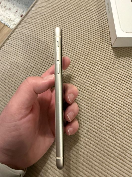 iPhone 11 бял - без забележки, 64 gb - пълен комплект - батерия 79%