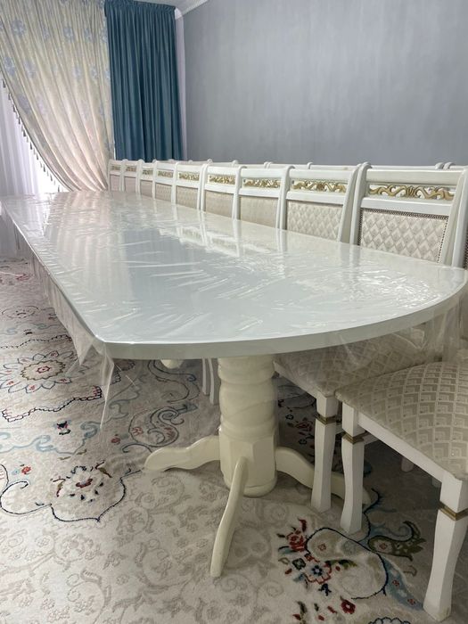 Стол и стулья гостиной