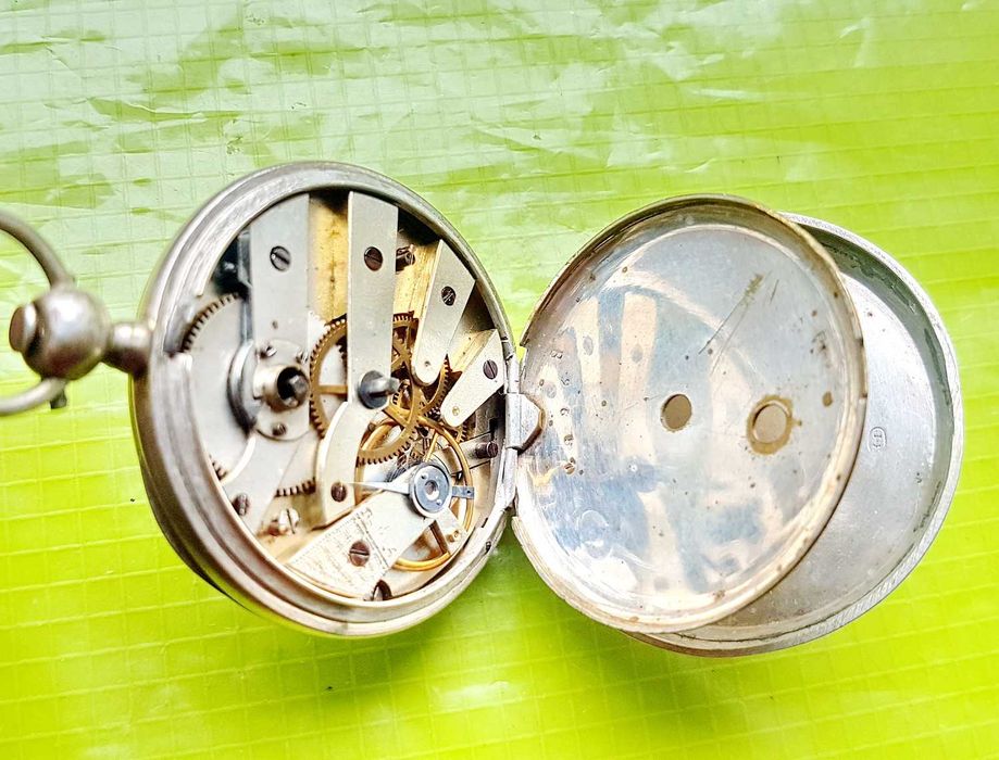 D447-Ceas buzunar argint vechi anii 1850 gravat functional stare buna cadran litere romane putin fisurat. Diametrul 4.5 cm. Ceasul nu este reglat.