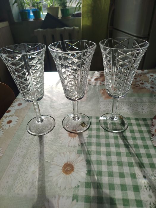 Фужеры и рюмки хрустальные.