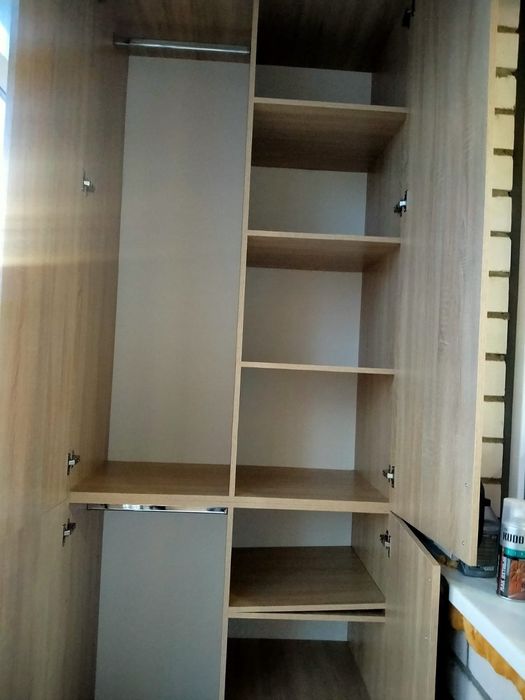 Шкаф. На балкон..