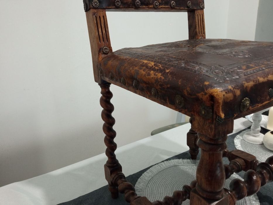 Старинен стол кожен