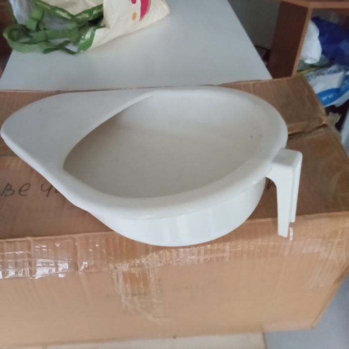 Судно для лежачих пластмассовое . 
Достаточно лёгкое и не холодное.С