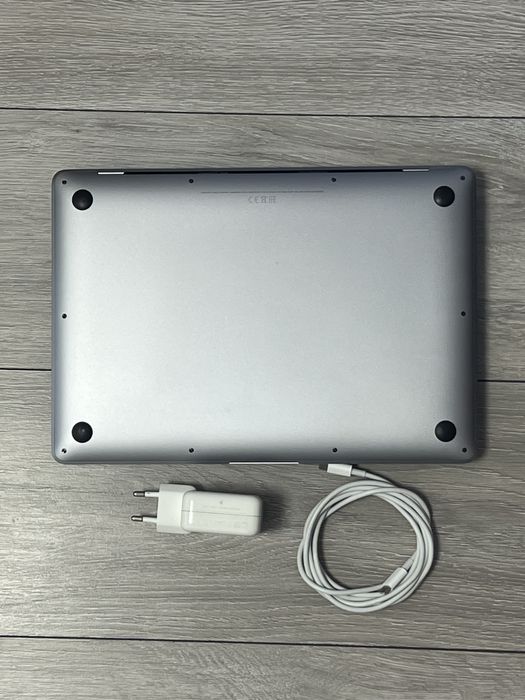 MacBook Air 13 - M1 (2020) baterie 85%
