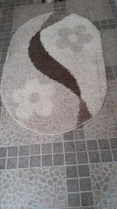 Un covor și doua covorase traverse mici covorul e 150/100