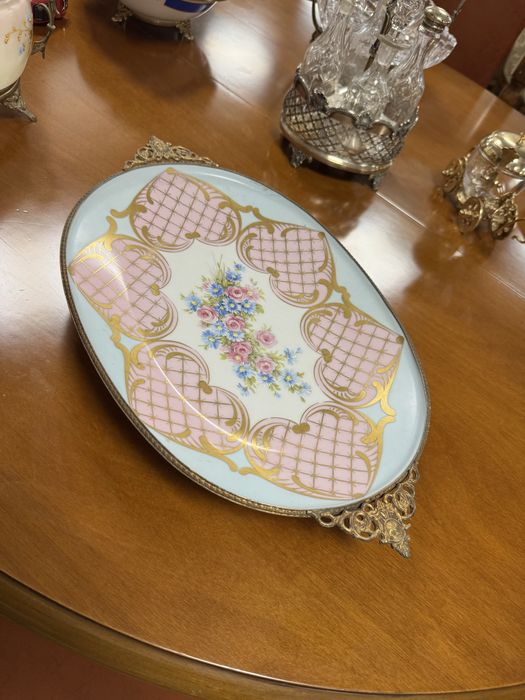 Platou limoges din portelan pictat si elemente alama