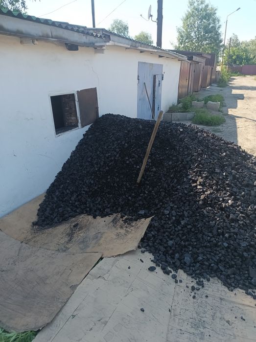 Перекидаю уголь в углярку