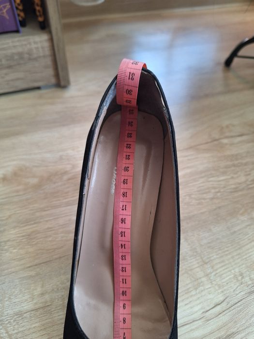 Черни велурени обувки с ток