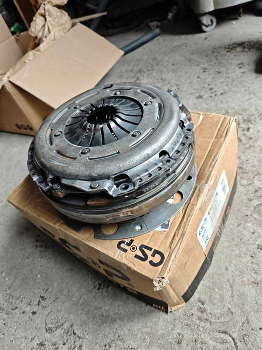 Ново Съеденител к.т + маховик Audi a4 B8 2009г  2.0tdi НОВО