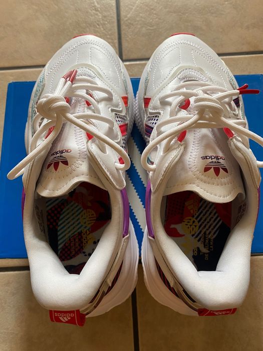 Продавам страхотни дамски маратонки Adidas Ozweego