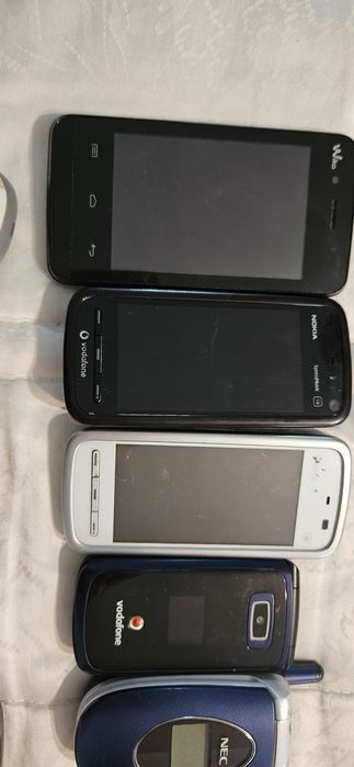 Продавам стари телефони