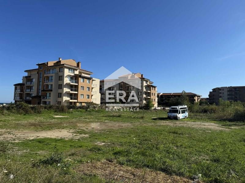 Атрактивен имот на втора линия от плажа и с частично нескриваема панор