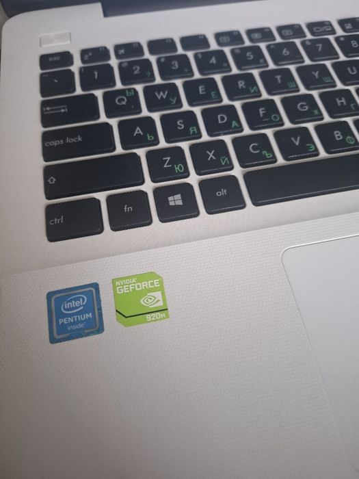 Лаптоп Asus x554s