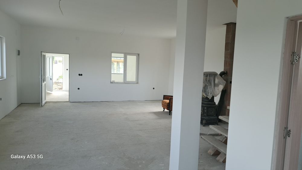 Vand  2 case noi la alb cu teren 1500 mp, lângă Sibiu.