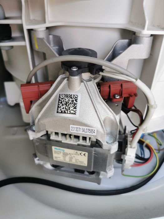 Hotpoint-Ariston AWM 1081 за вграждане мотор и платка