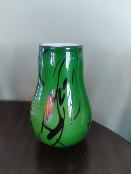 Ваза стекло зелёного цвета с рисунком