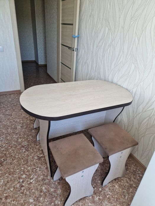 Стол и четыре стула