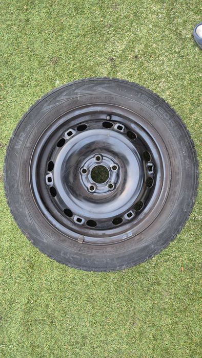 Vând set roți complete iarnă 15” – jante oțel + anvelope Nokian WR D4 + capace Skoda
