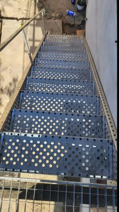 Scari metalice exterior solide