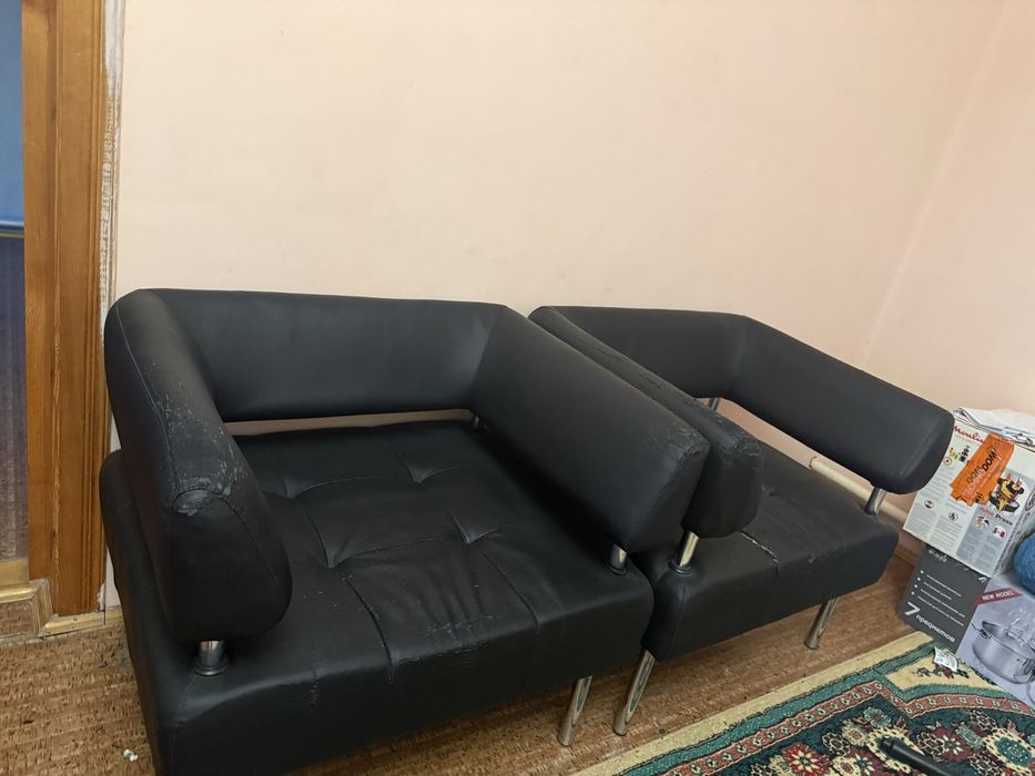 Продаеться  офисный диван ,2 кресла