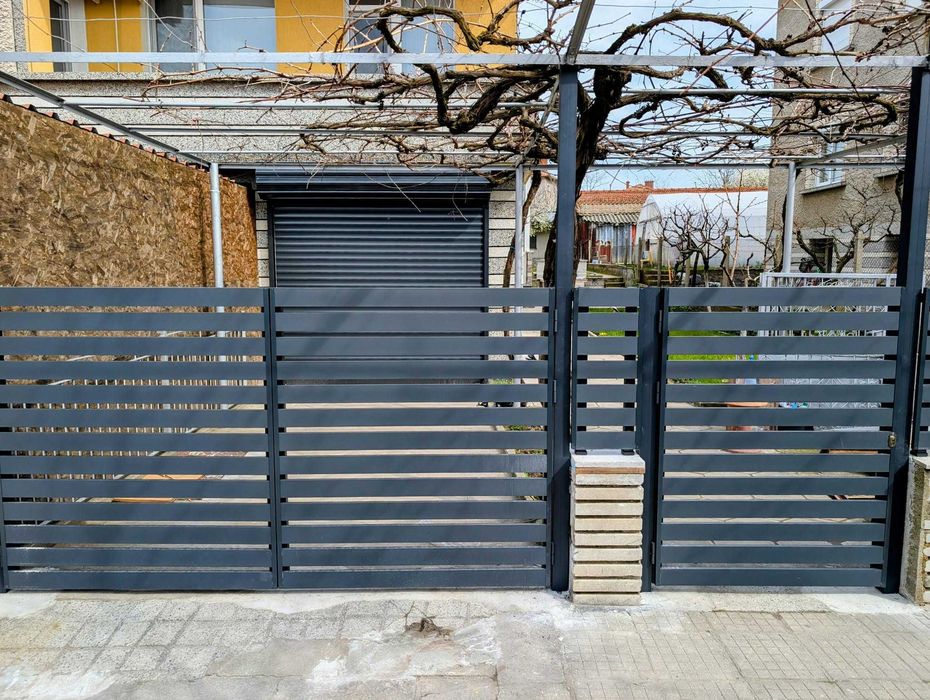 Изработка и монтаж на алуминиеви и стъклени парапети и огради.