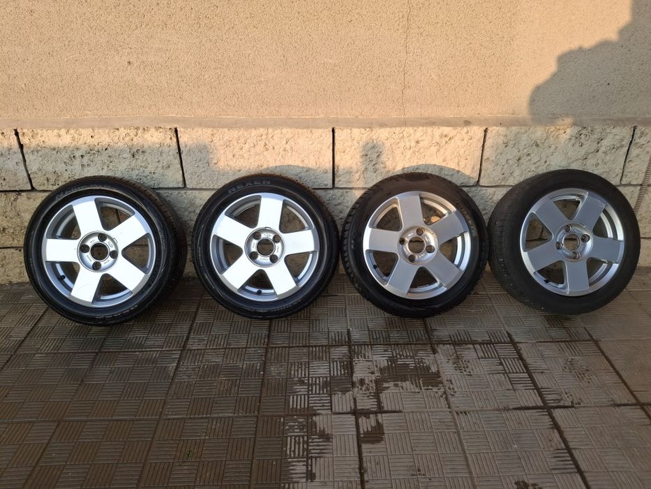 Оригинални джанти Форд 15 цола с летни гуми.