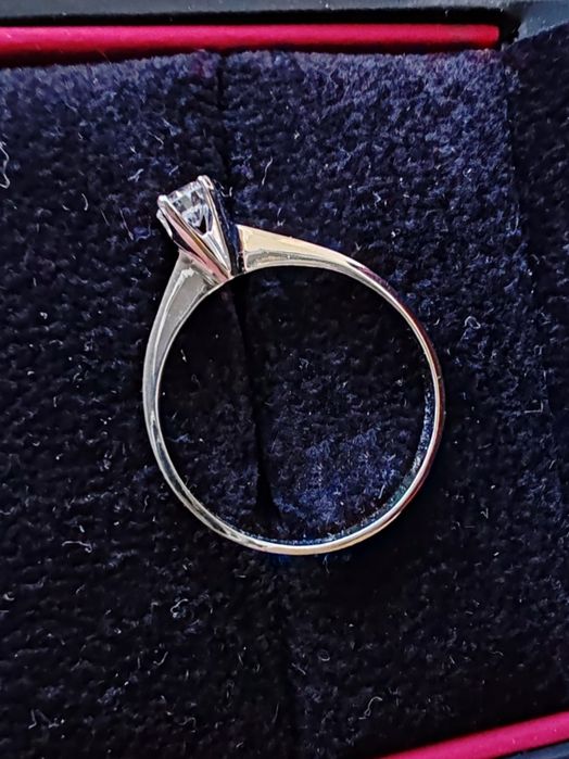 Чисто нов, неупотребяван пръстен от бяло злато с диамант Kirko