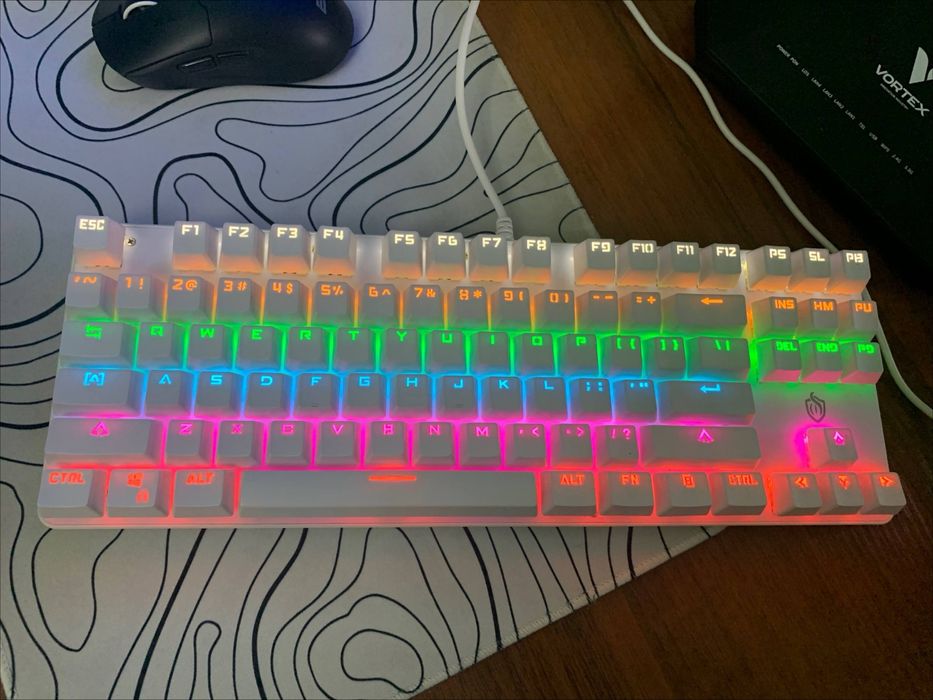 Механическая RGB-клавиатура — идеальное состояние, 8 режимов подсветки