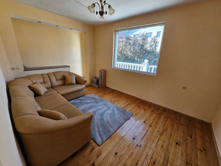 3-етажна къща с басейн и голям двор в квартал Каменица