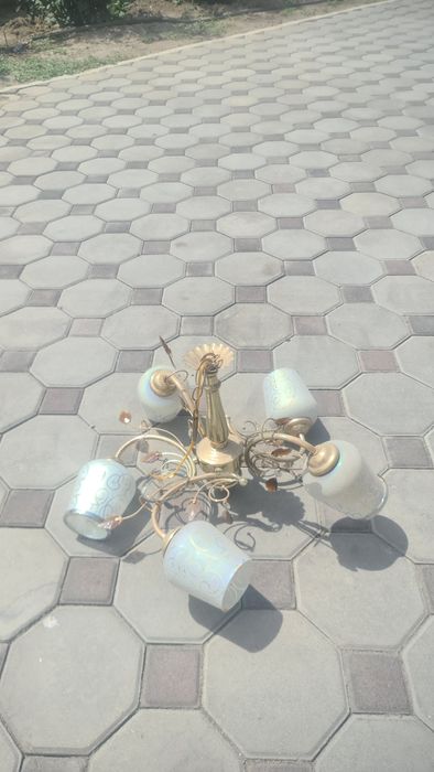 Обычная люстра .