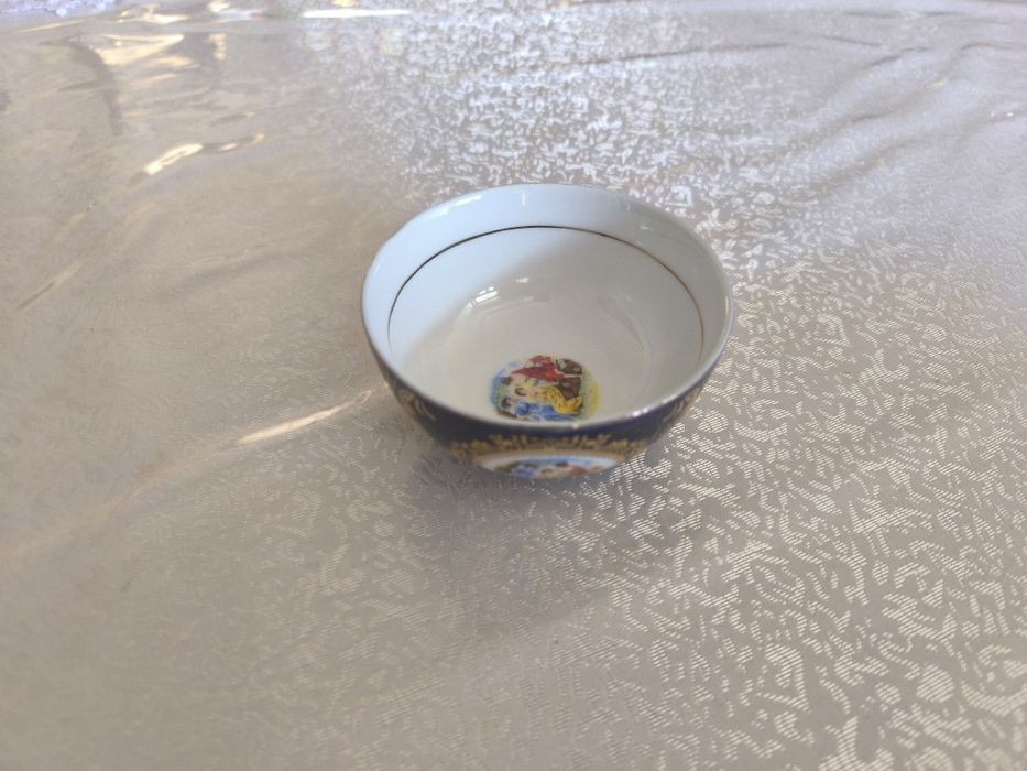 Chinni idishlar sotiladi