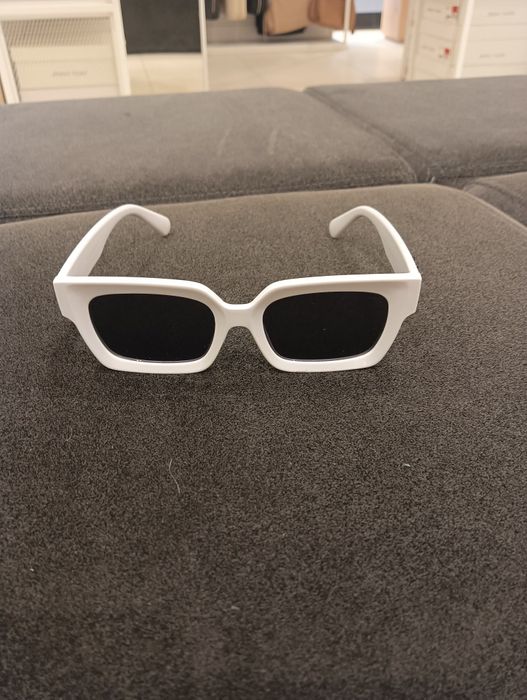 Vând ochelari off white