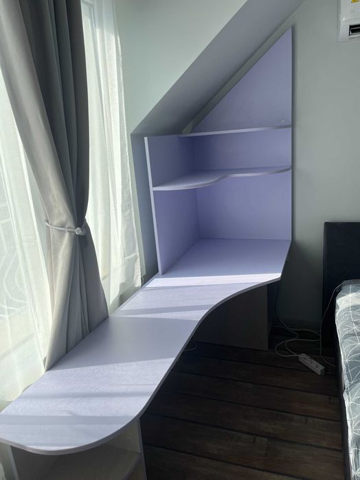 Бюро със стилаж за книги