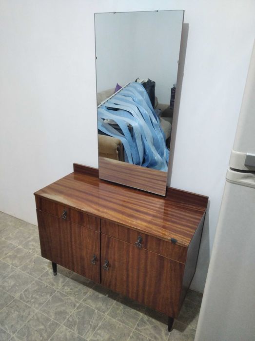 Трюмо с зеркалом. Тумба.