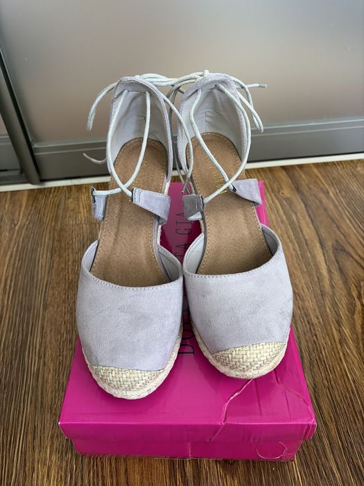 Женские босоножки