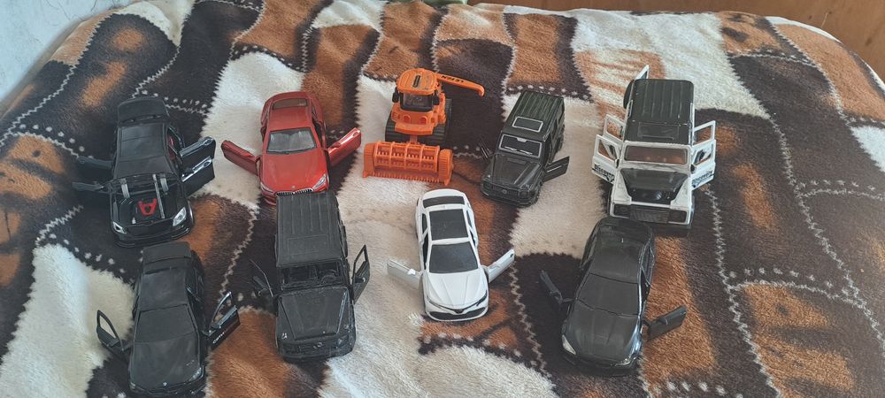 Продам машинки игрушечные