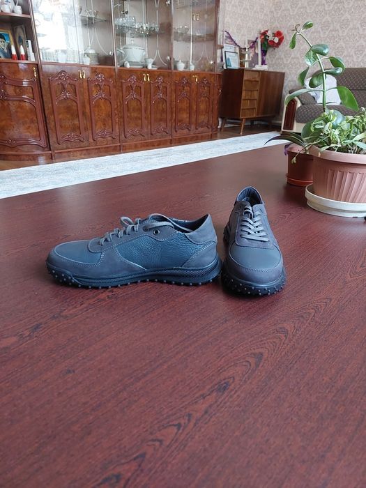 Продам кроссовки