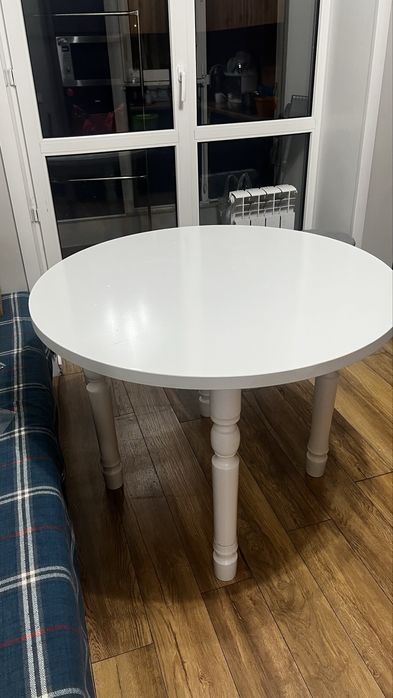 Стол кухонный белый