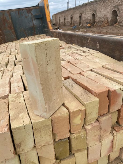 жженный красный кирпич