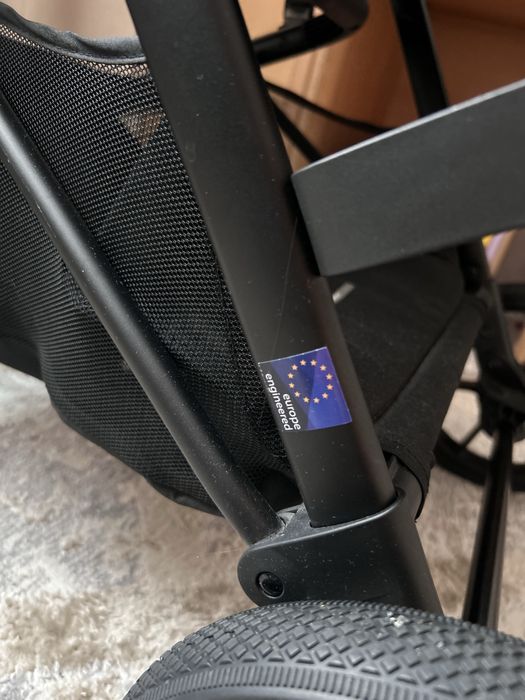 Продам коляску прогулочную с чехлом для ножек и сумкой