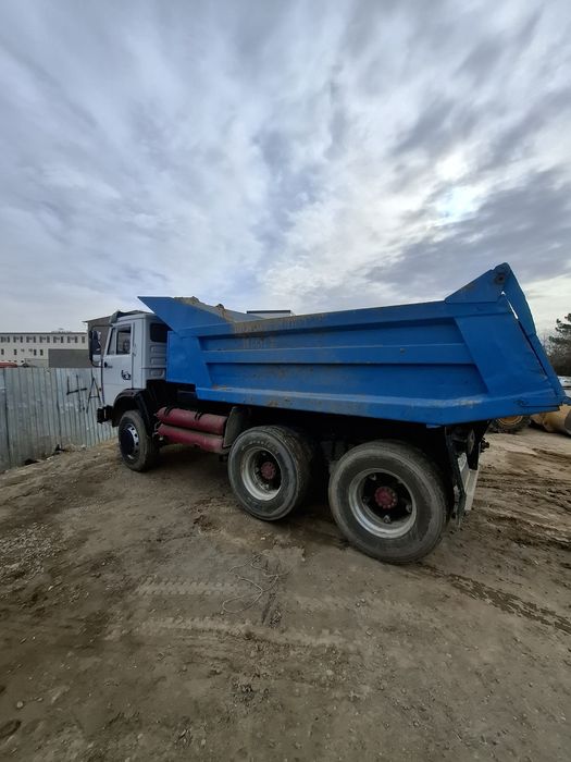 Kamaz samasval ishlab turgan moshina