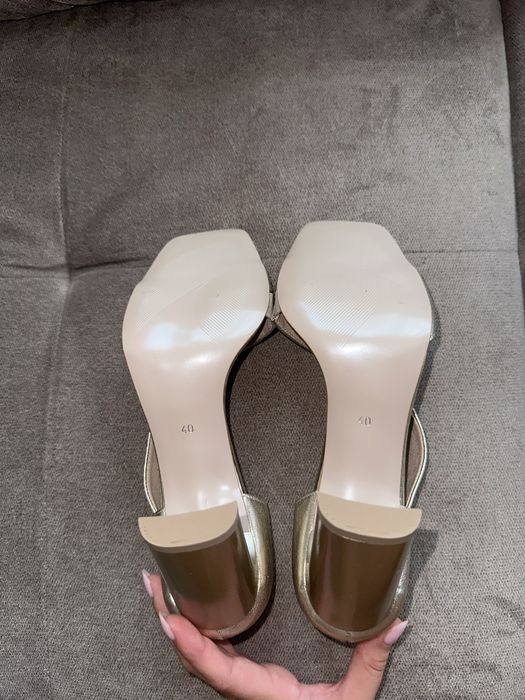 Златисти сандали на висок ток